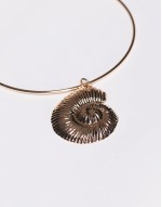 torque choker necklace with shell pendant in gold