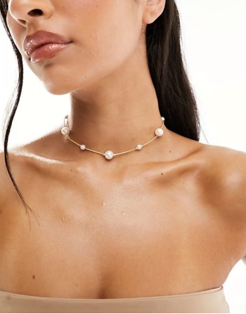 short necklace with mixed sized faux pearl in gold tone