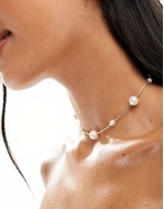 short necklace with mixed sized faux pearl in gold tone