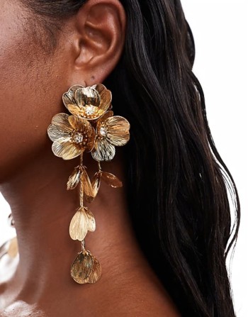 drop earrings with 3D floral design in gold tone