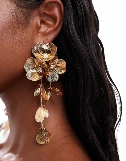 drop earrings with 3D floral design in gold tone
