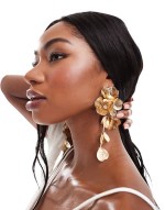 drop earrings with 3D floral design in gold tone