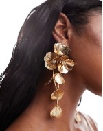 drop earrings with 3D floral design in gold tone