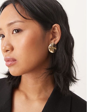 stud earrings in round molten design