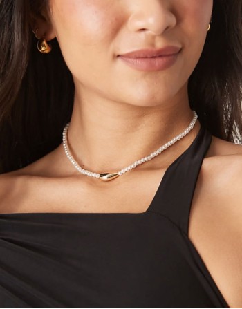 necklace with faux pearl and molten pendant in gold tone