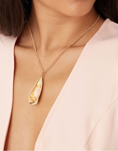 oyster pendant necklace in gold